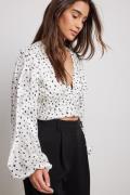 NA-KD Party Blus i satin med V-hals och rynkad midja - White,Dotted