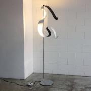 Knikerboker LED-golvlampa Curve med bladsilver