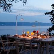 FRANDSEN LED-batteridriven golvlampa Grasp, vit, höjd 72 cm, metall