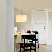 Dyberg Larsen pendellampa Calix, höjd 50 cm, naturvit