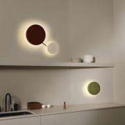 MARSET LED-vägglampa Caramel, opal, Ø 22 cm, TRIAC, glas