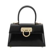 Salvatore Ferragamo Elegant läderväska med guldaccents Black, Dam