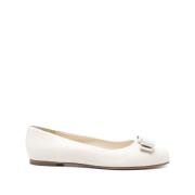 Salvatore Ferragamo Vita Ballerinaskor Elegant Stil White, Dam