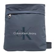 Calvin Klein Jeans Stilig tryckt axelväska med dragkedjefickor Blue, H...