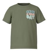 Name It T-shirt - NmmVictor - Oil Green/Ha en trevlig dag