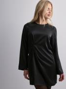 Pieces - Långärmade klänningar - Black - Pcnorella Ls Short Dress D2D ...