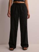 Pieces - Vida byxor - Black - Pcwendy Mw Broderie Angalise Pant D - By...