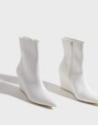 Nelly - Vit - Pointy Wedge Boot