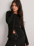 Nelly - Svart - Front Button LS Top
