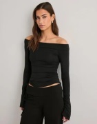 Nelly - Svart - Ultra Soft Off Shoulder Top