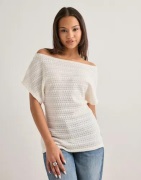 Nelly - Vit - Crochet Slit Top