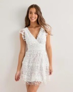 Nelly - Vit - Embroidered Flounce Dress