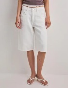 Nelly - Vit - Buckle Long Jeans Shorts