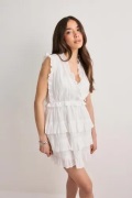 Nelly - Vit - Adorable Flounce Dress