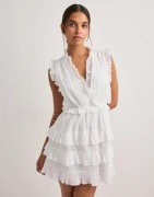 Nelly - Vit - Adorable Flounce Dress